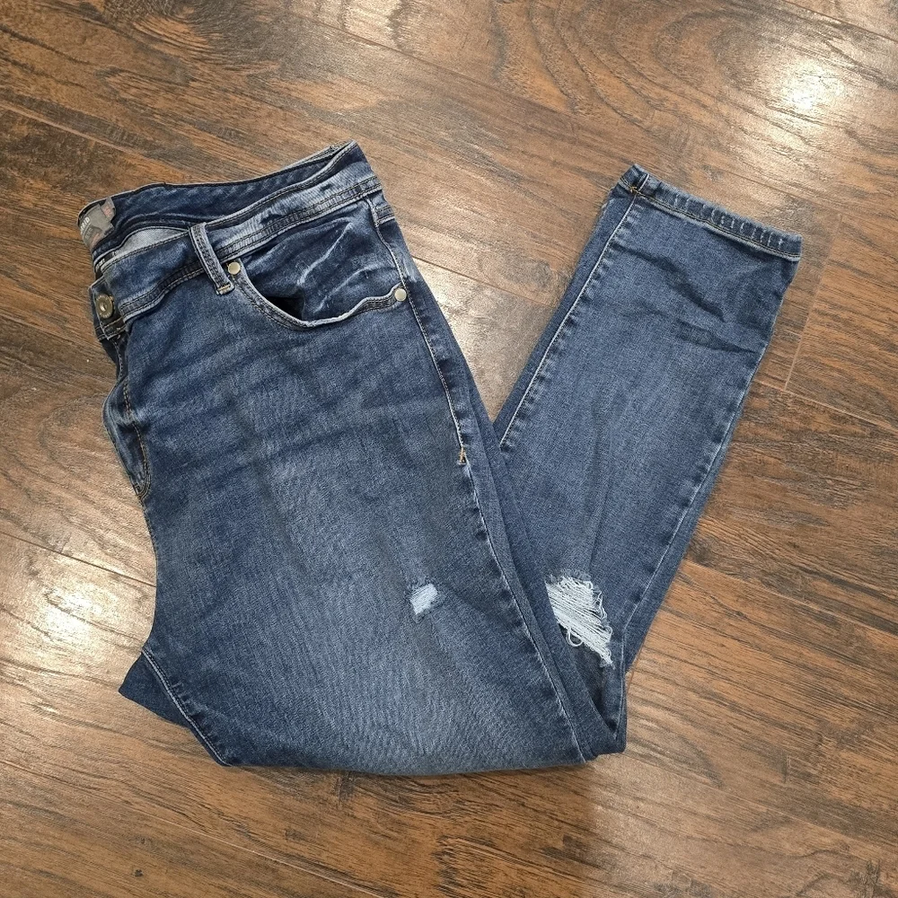 Torrid | Super Soft Luxe Skinny Feel the Fit Jeans 20S - Picture 2 of 5